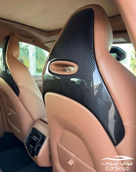 استون مارتن دي بي اكس 4.0T V8 موديل 2021