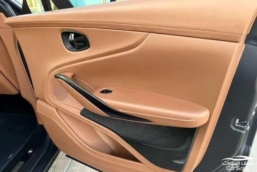 استون مارتن دي بي اكس 4.0T V8 موديل 2021