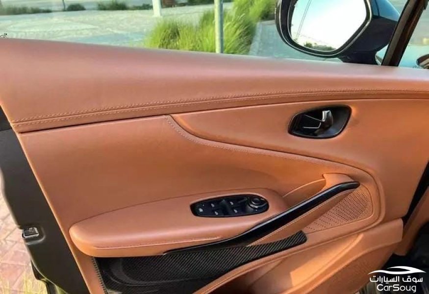 استون مارتن دي بي اكس 4.0T V8 موديل 2021