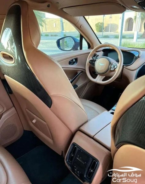 استون مارتن دي بي اكس 4.0T V8 موديل 2021