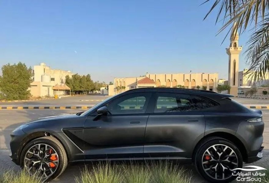 استون مارتن دي بي اكس 4.0T V8 موديل 2021