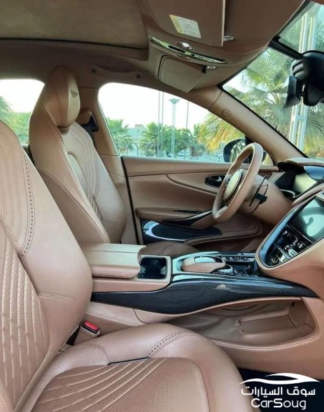 استون مارتن دي بي اكس 4.0T V8 موديل 2021