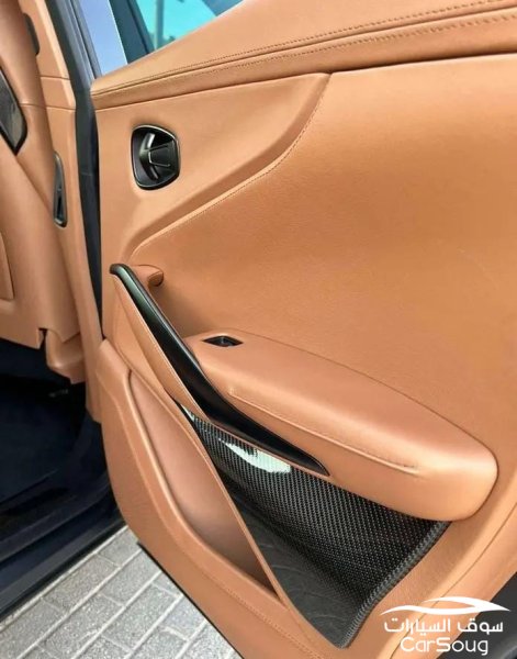 استون مارتن دي بي اكس 4.0T V8 موديل 2021