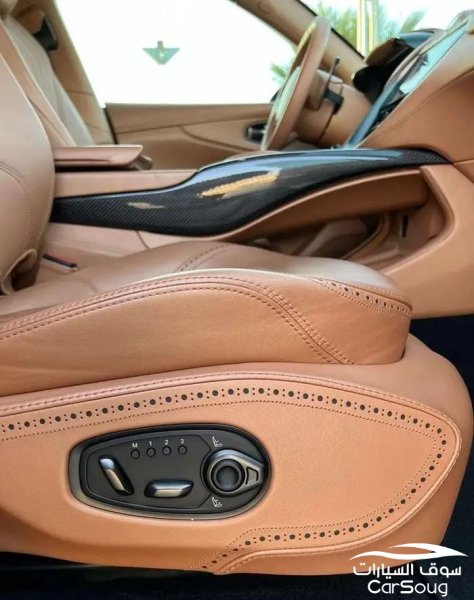 استون مارتن دي بي اكس 4.0T V8 موديل 2021