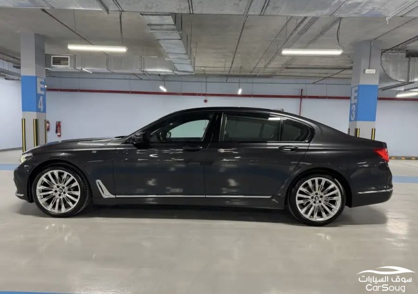 BMW 750 li تحمل لوحه مميزه