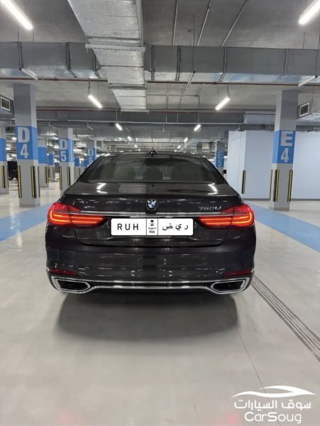 BMW 750 li تحمل لوحه مميزه