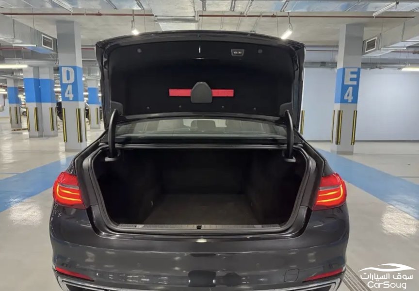 BMW 750 li تحمل لوحه مميزه