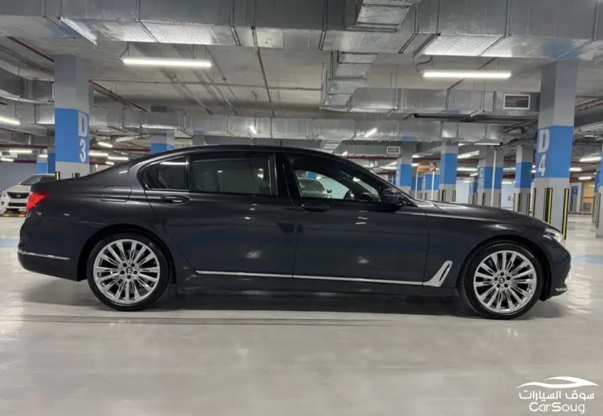 BMW 750 li تحمل لوحه مميزه