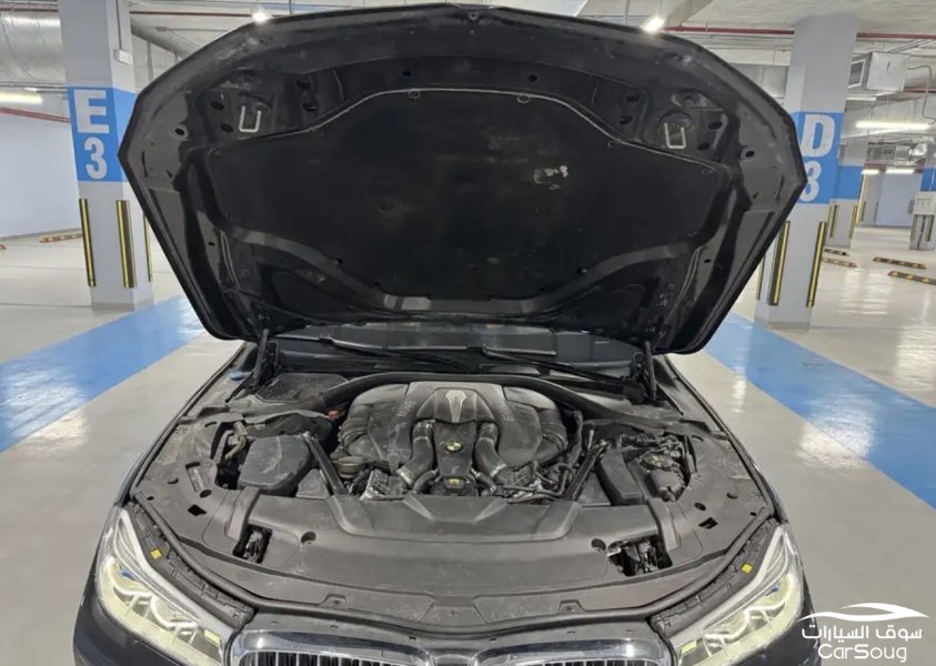 BMW 750 li تحمل لوحه مميزه