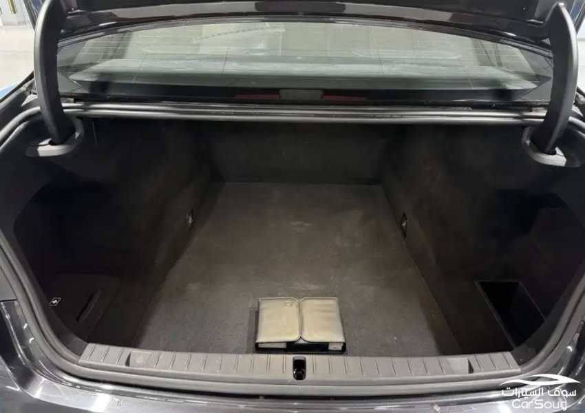 BMW 750 li تحمل لوحه مميزه