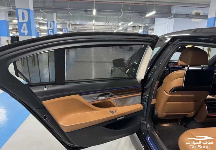 BMW 750 li تحمل لوحه مميزه
