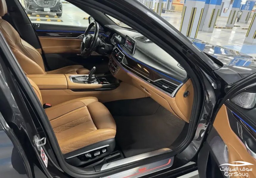 BMW 750 li تحمل لوحه مميزه
