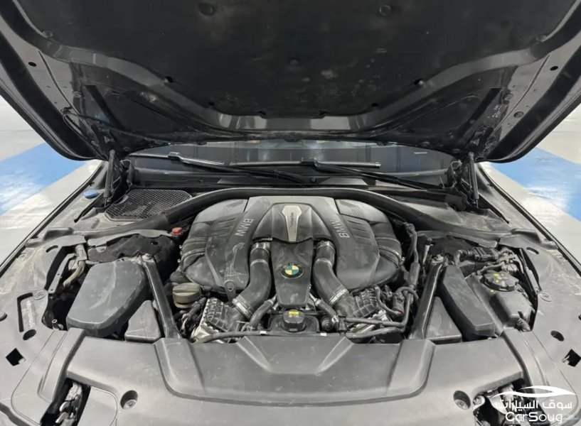 BMW 750 li تحمل لوحه مميزه