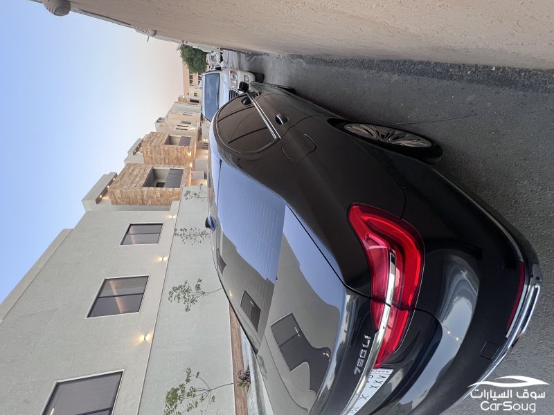 BMW 750 li تحمل لوحه مميزه