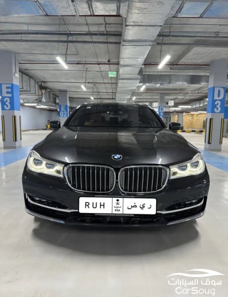 BMW 750 li تحمل لوحه مميزه