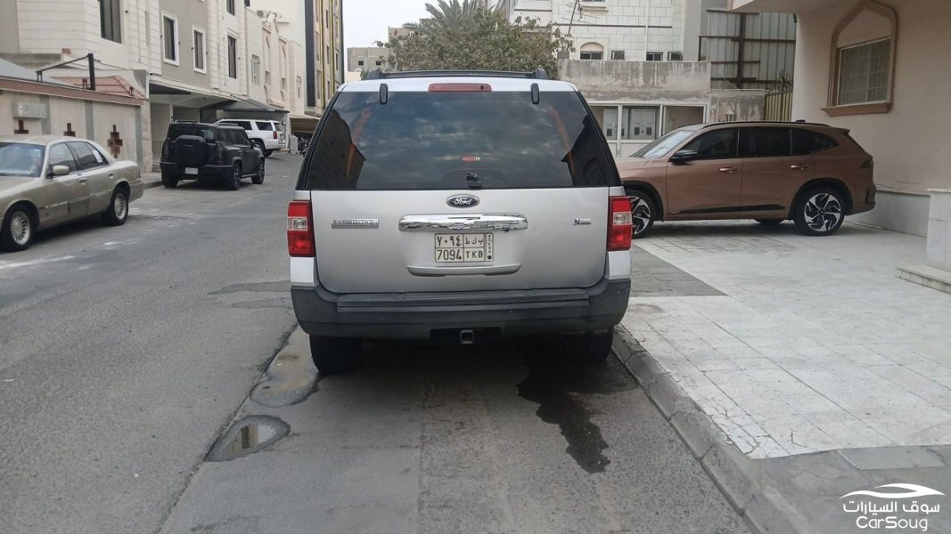 فورد اكسبيديشن XLT 4X2 موديل 2011