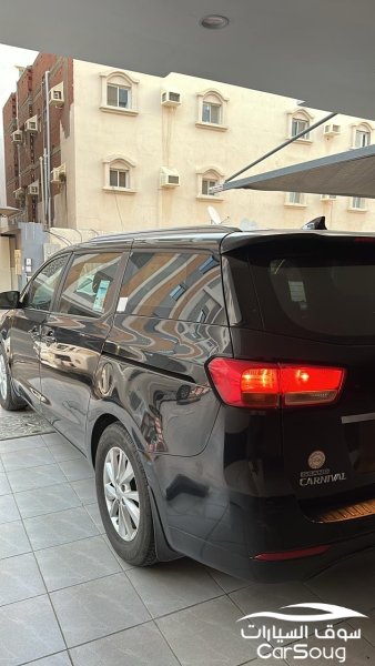 سيارة عائلية كيا كرنفال