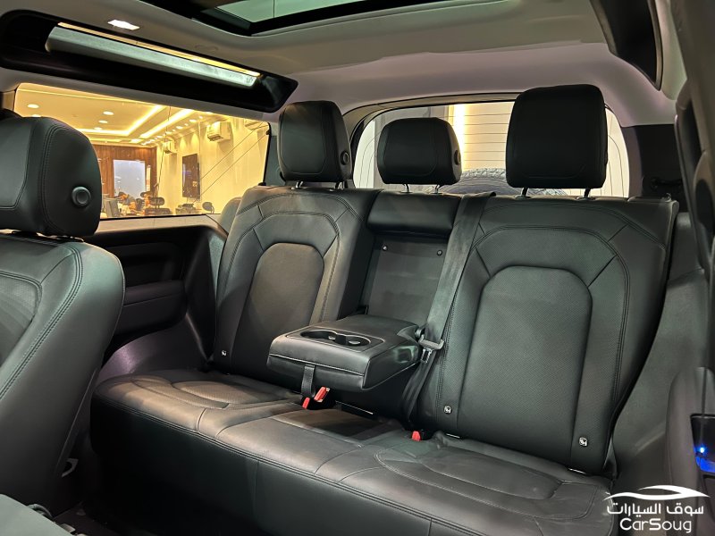 لاند روفر ديفندر 90 V4 موديل 2023