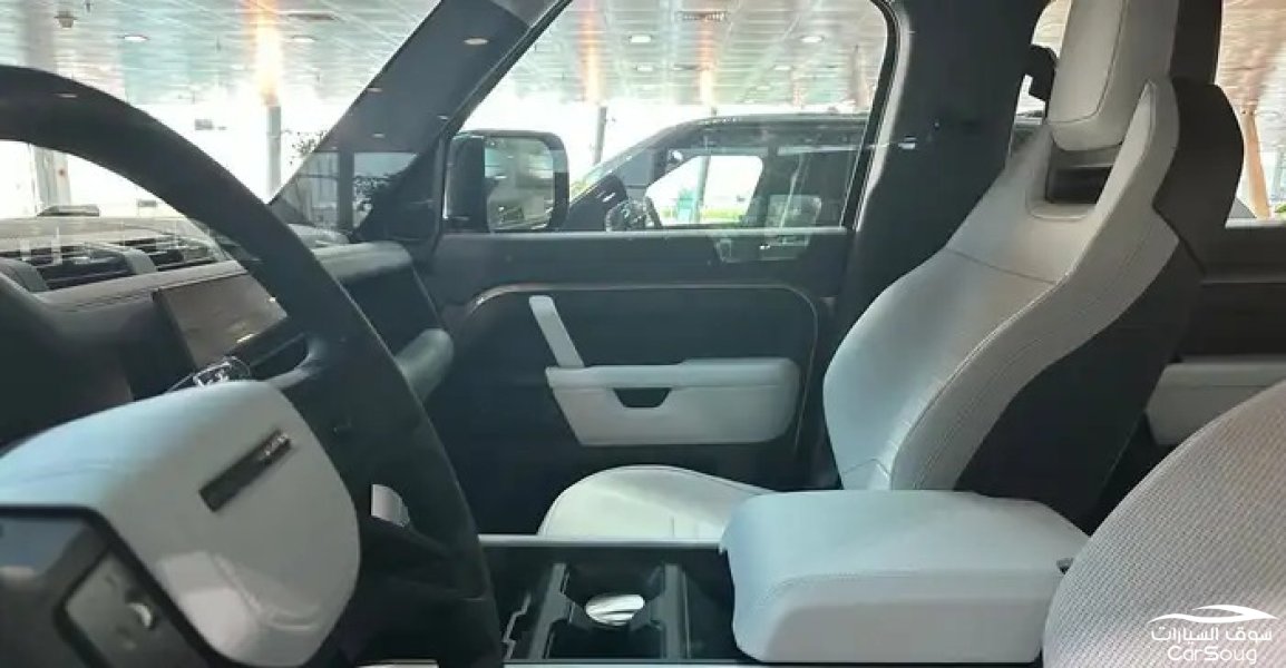 لاند روفر ديفندر اوكتا V8 موديل 2025