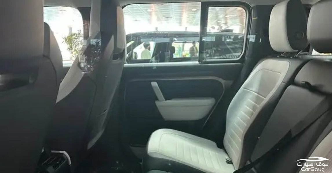 لاند روفر ديفندر اوكتا V8 موديل 2025