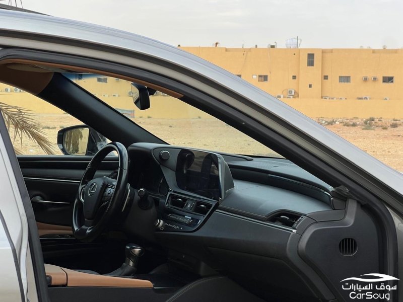 لكزس es300h 2022