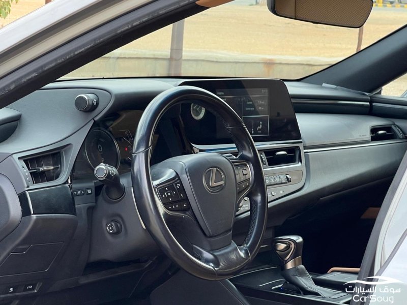 لكزس es300h 2022