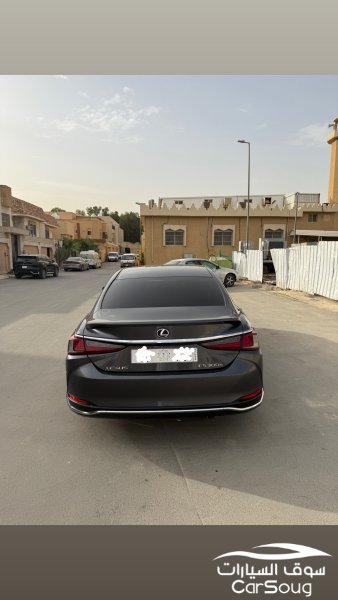 لكزس es300h 2023