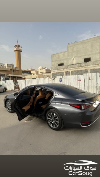 لكزس es300h 2023