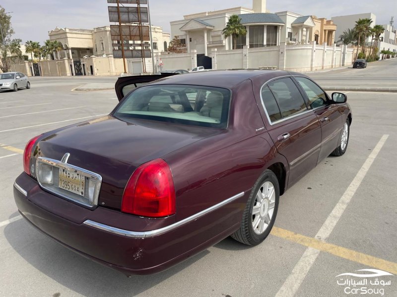 لنكولن تاون كار موديل 2008 لارج