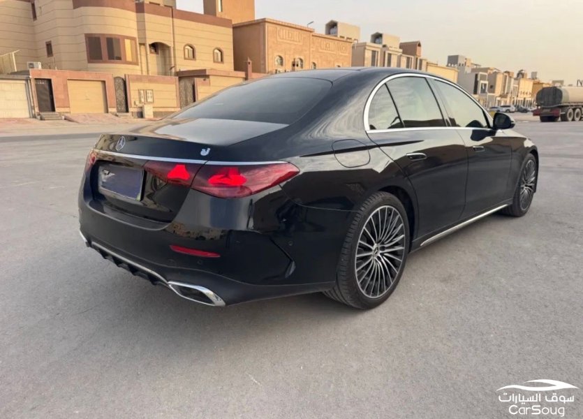 مرسيديس E200 (2025)