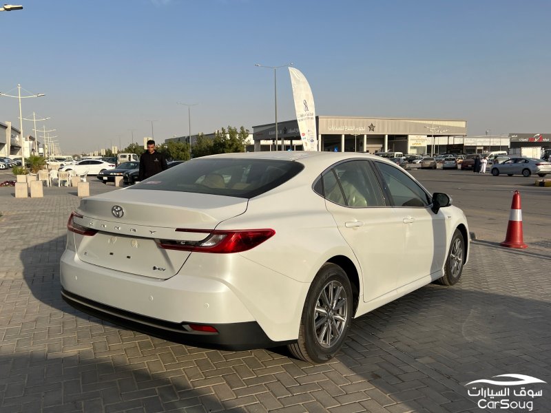 تويوتا كامري E هايبرد موديل 2025