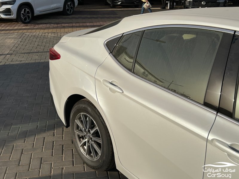 تويوتا كامري E هايبرد موديل 2025